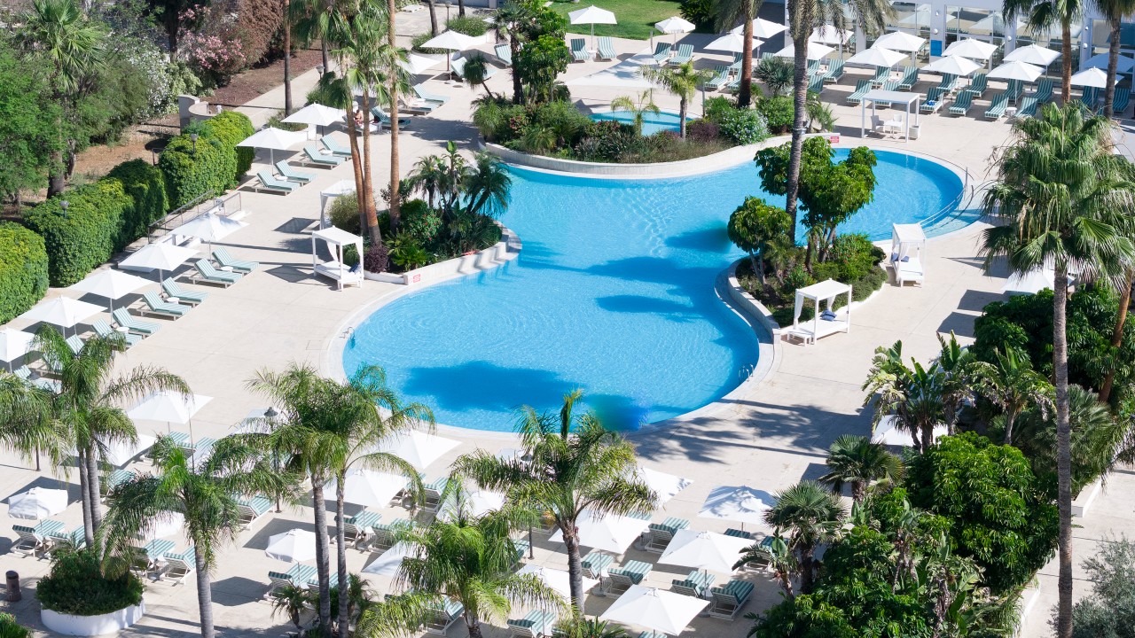 Hilton Nicosia: &Eta; &kappa;&alpha;&lambda;&omicron;&kappa;&alpha;&iota;&rho;&iota;&nu;ή &sigma;&omicron;&upsilon; &alpha;&pi;ό&delta;&rho;&alpha;&sigma;&eta; &delta;&rho;&omicron;&sigma;&iota;ά&sigmaf; &sigma;&tau;&eta; &Lambda;&epsilon;&upsilon;&kappa;&omega;&sigma;ί&alpha;