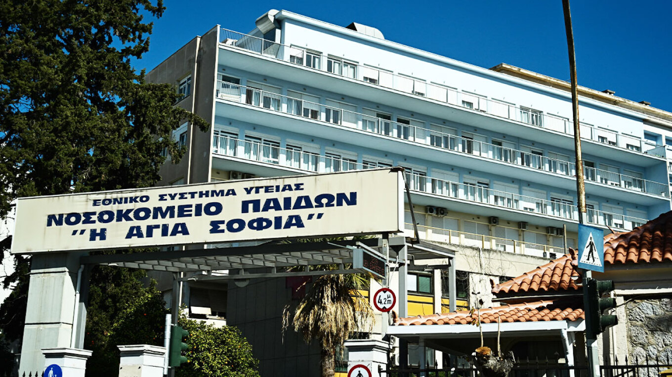 Αδιανόητη τραγωδία - Πέθανε το 7χρονο κοριτσάκι που πέρασε μέσα από τζαμαρία στο σπίτι του στην Ελλάδα