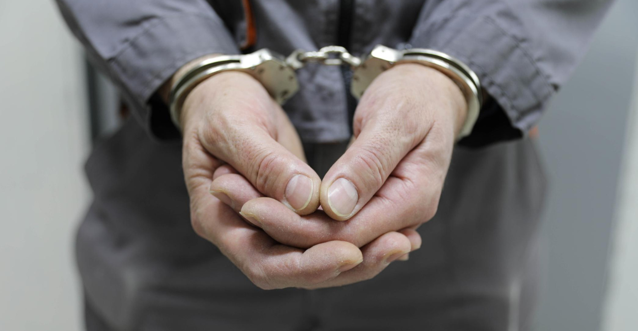 &Tau;&omicron;&upsilon;&sigmaf; &pi;&rho;ό&delta;&omega;&sigma;&alpha;&nu; &tau;&alpha; AirPods: Έ&tau;&sigma;&iota; &laquo;έ&pi;&epsilon;&sigma;&epsilon;&raquo; &tau;&omicron; &delta;ί&delta;&upsilon;&mu;&omicron; &pi;&omicron;&upsilon; &rho;ή&mu;&alpha;&zeta;&epsilon; &epsilon;&pi;&alpha;ύ&lambda;&epsilon;&iota;&sigmaf; &sigma;&epsilon; &Pi;&alpha;&rho;&alpha;&lambda;ί&mu;&nu;&iota; &kappa;&alpha;&iota; &Pi;&rho;&omega;&tau;&alpha;&rho;ά