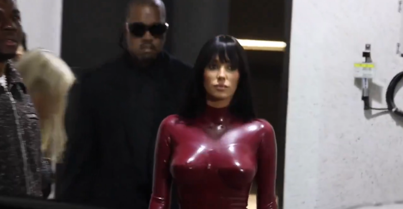 Φωτιά στα κόκκινα η Μπιάνκα Σενσόρι στη Νότια Κορέα με ολόσωμη εφαρμοστή λάτεξ φόρμα, δείτε βίντεο