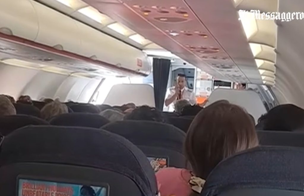 VIDEO - Έ&nu;&tau;&alpha;&sigma;&eta; &kappa;&alpha;&iota; &phi;&omega;&nu;έ&sigmaf; &sigma;&tau;&omicron;&nu; &alpha;έ&rho;&alpha;: &laquo;&Epsilon;&gamma;ώ &epsilon;ί&mu;&alpha;&iota; &omicron; &kappa;&upsilon;&beta;&epsilon;&rho;&nu;ή&tau;&eta;&sigmaf;, &epsilon;&gamma;ώ &alpha;&pi;&omicron;&phi;&alpha;&sigma;ί&zeta;&omega;&raquo; &ndash; &Tau;&iota; &sigma;&upsilon;&nu;έ&beta;&eta; &sigma;&tau;&eta;&nu; &pi;&tau;ή&sigma;&eta;