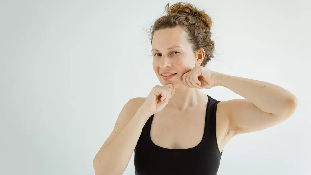Η άσκηση face yoga που καταπολεμά το προγούλι – Ξεκινήστε τώρα!