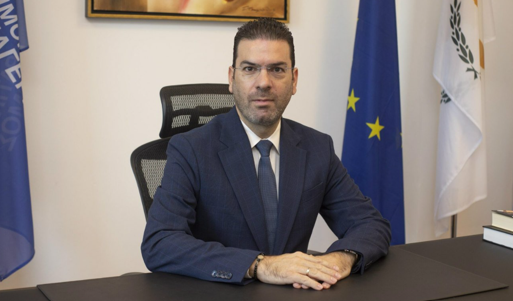 &Epsilon;&upsilon;&theta;ύ&mu;&iota;&omicron;&sigmaf; &Delta;ί&pi;&lambda;&alpha;&rho;&omicron;&sigmaf;: &Omicron; &mu;&alpha;έ&sigma;&tau;&rho;&omicron;&sigmaf; &mu;&iota;&alpha;&sigmaf; ά&rho;&tau;&iota;&alpha;&sigmaf; &epsilon;&kappa;&lambda;&omicron;&gamma;&iota;&kappa;ή&sigmaf; &epsilon;&kappa;&sigma;&tau;&rho;&alpha;&tau;&epsilon;ί&alpha;&sigmaf; &kappa;&alpha;&iota; &epsilon;&nu;&omicron;&rho;&chi;&eta;&sigma;&tau;&rho;&omega;&tau;ή&sigmaf; &tau;&eta;&sigmaf; &mu;&epsilon;&gamma;ά&lambda;&eta;&sigmaf; &nu;ί&kappa;&eta;&sigmaf; &tau;&omicron;&upsilon; &Delta;&Eta;&Sigma;&Upsilon;
