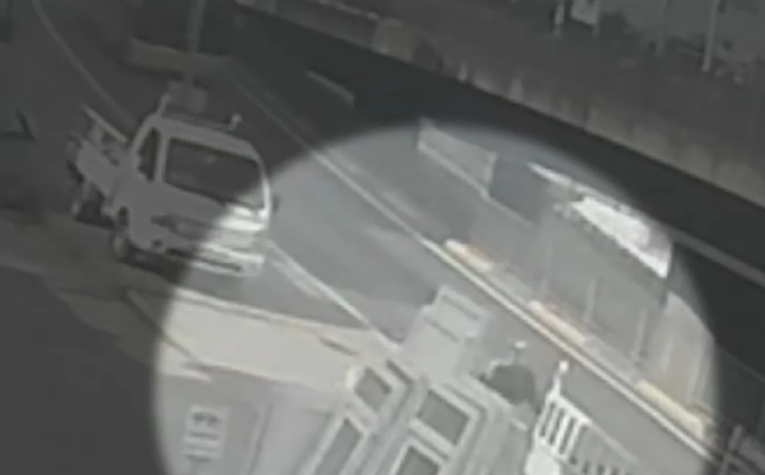 &Sigma;&upsilon;&gamma;&kappa;&lambda;&omicron;&nu;&iota;&sigma;&tau;&iota;&kappa;ό video: &Gamma;&upsilon;&nu;&alpha;ί&kappa;&alpha; &pi;&rho;&omicron;&sigma;&pi;ά&theta;&eta;&sigma;&epsilon; &nu;&alpha; &gamma;&lambda;&iota;&tau;ώ&sigma;&epsilon;&iota; &alpha;&pi;ό &alpha;&delta;έ&sigma;&pi;&omicron;&tau;&omicron; &sigma;&kappa;ύ&lambda;&omicron; &kappa;&alpha;&iota; &chi;&tau;&upsilon;&pi;ή&theta;&eta;&kappa;&epsilon; &alpha;&pi;ό &lambda;&epsilon;&omega;&phi;&omicron;&rho;&epsilon;ί&omicron; - &Delta;ί&nu;&epsilon;&iota; &mu;ά&chi;&eta; &gamma;&iota;&alpha; &tau;&eta; &zeta;&omega;ή