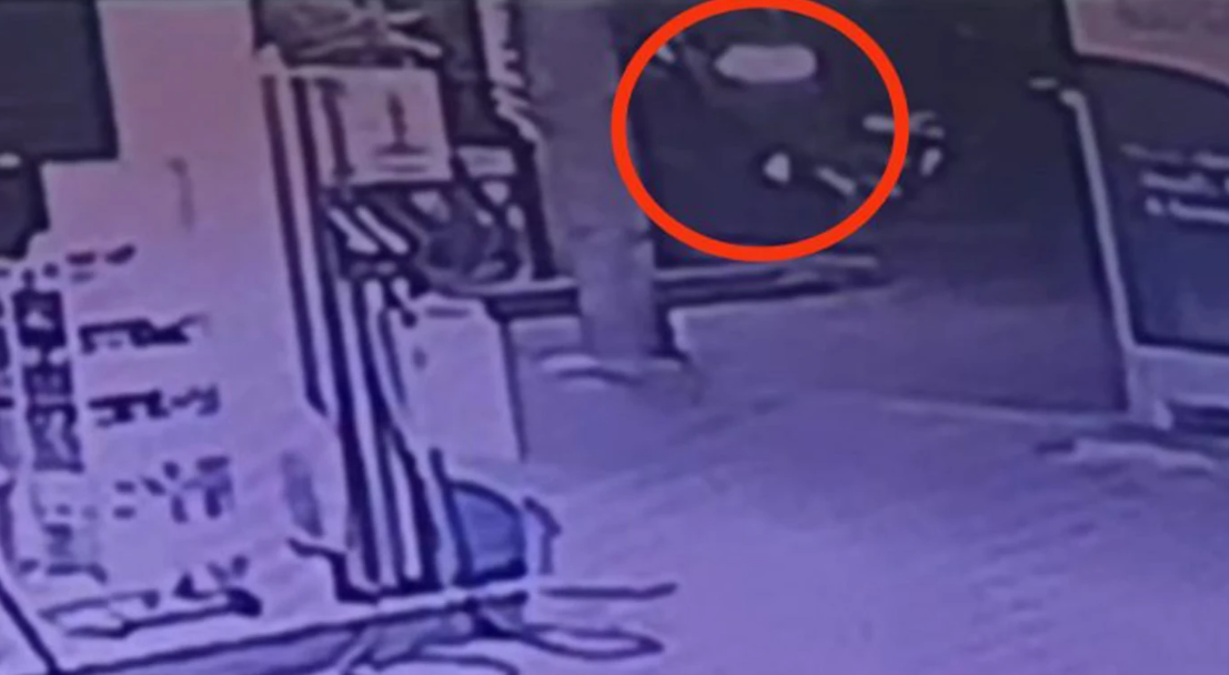 Σοκάρει βίντεο από τροχαίο – Η στιγμή που 27χρονος οδηγός μηχανής πέφτει πάνω στο τρόλεϊ και χάνει τη ζωή του