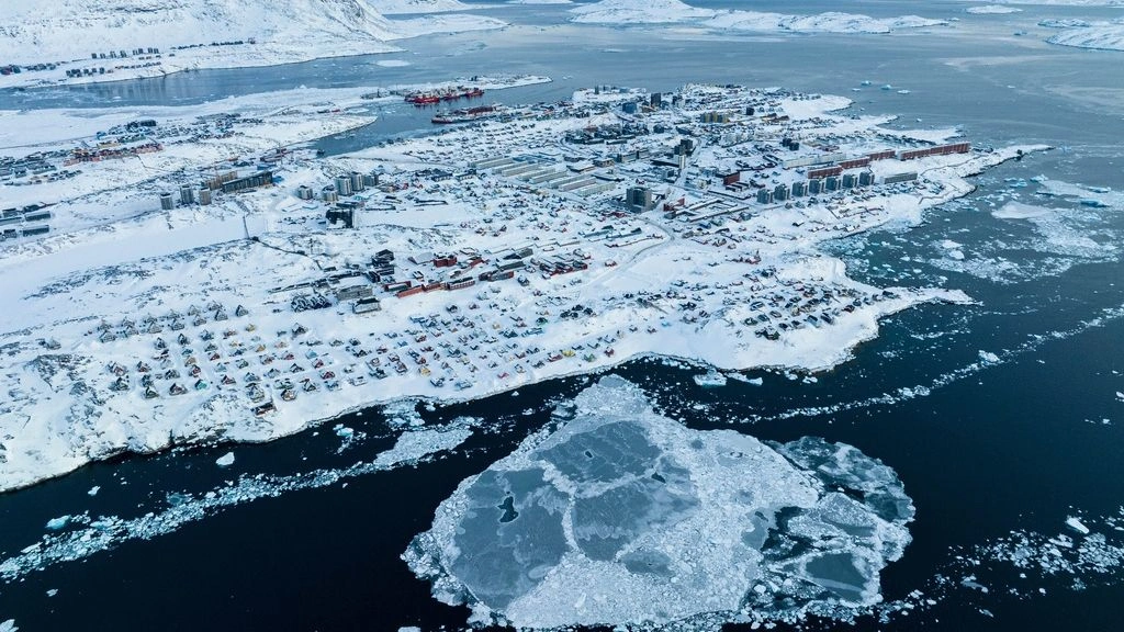 &Pi;ώ&sigmaf; &eta; &Gamma;&rho;&omicron;&iota;&lambda;&alpha;&nu;&delta;ί&alpha; &delta;&iota;&chi;ά&zeta;&epsilon;&iota; &tau;&omicron; &Nu;&Alpha;&Tau;&Omicron; - &Eta; &epsilon;&pi;&iota;&mu;&omicron;&nu;ή &Tau;&rho;&alpha;&mu;&pi; &kappa;&alpha;&iota; &omicron; &kappa;ί&nu;&delta;&upsilon;&nu;&omicron;&sigmaf; &mu;&iota;&alpha;&sigmaf; &iota;&sigma;&tau;&omicron;&rho;&iota;&kappa;ή&sigmaf; &rho;ή&xi;&eta;&sigmaf;