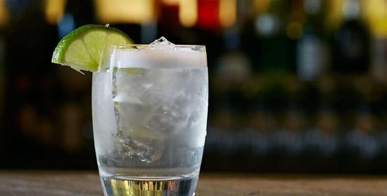 Δεν μας έφταναν οι απομιμήσεις τσαντών, τώρα ήρθε η «μαϊμού» βότκα – Τι να προσέξετε στις αγορές σας – Δείτε φωτογραφίες