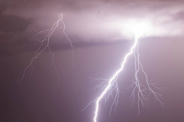 Κεραυνός προκάλεσε πυρκαγιά στη Λευκωσία