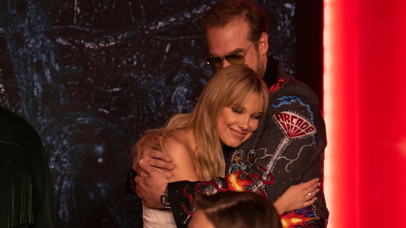 Θύελλα λίγο πριν το φινάλε του Stranger Things – Η Μίλι Μπόμπι Μπράουν κατηγορεί τον τηλεοπτικό της πατέρα για bullying