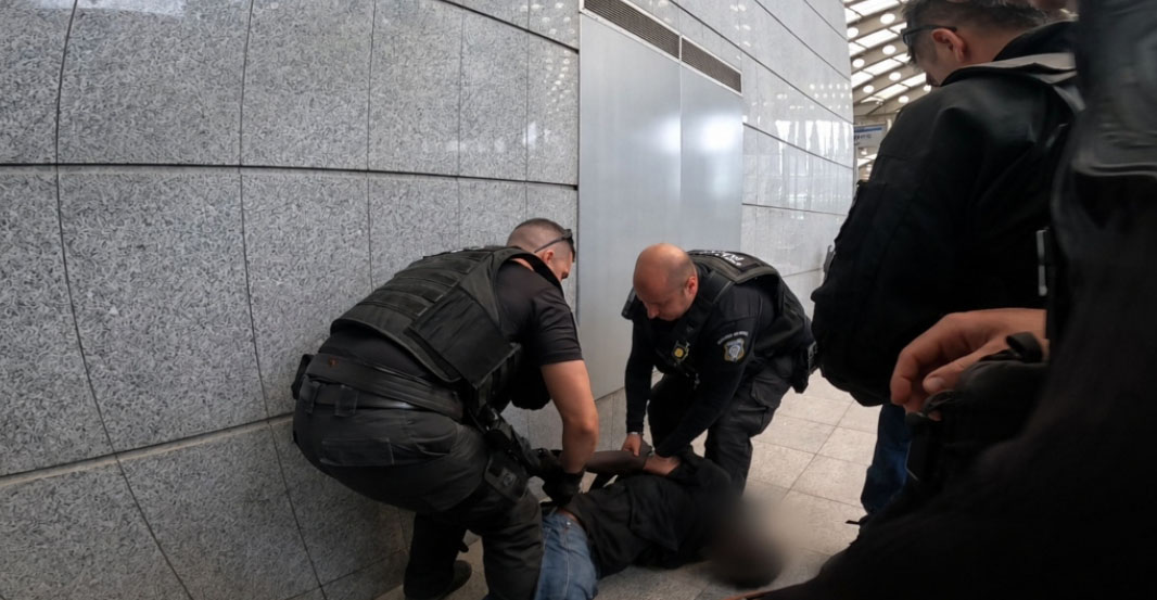 &Sigma;&upsilon;&nu;&alpha;&gamma;&epsilon;&rho;&mu;ό&sigmaf; &sigma;&tau;&omicron; &mu;&epsilon;&tau;&rho;ό &tau;&eta;&sigmaf; &Alpha;&theta;ή&nu;&alpha;&sigmaf;: Ά&nu;&delta;&rho;&alpha;&sigmaf; &mu;&pi;ή&kappa;&epsilon; &mu;έ&sigma;&alpha; &kappa;&alpha;&iota; &phi;ώ&nu;&alpha;&zeta;&epsilon; &laquo;&Alpha;&lambda;&lambda;ά&chi; Ά&kappa;&mu;&pi;&alpha;&rho;&raquo; - &Kappa;&lambda;&omega;&tau;&sigma;&omicron;ύ&sigma;&epsilon; &kappa;&alpha;&iota; έ&phi;&tau;&upsilon;&nu;&epsilon; &alpha;&sigma;&tau;&upsilon;&nu;&omicron;&mu;&iota;&kappa;&omicron;ύ&sigmaf;