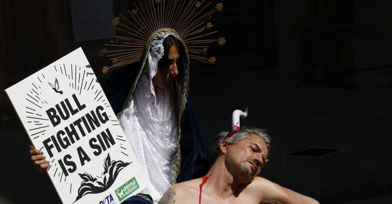 Ημίγυμνοι ακτιβιστές διαμαρτυρήθηκαν κατά των ταυρομαχιών ενόψει του φεστιβάλ Σαν Φερμίν στην Παμπλόνα