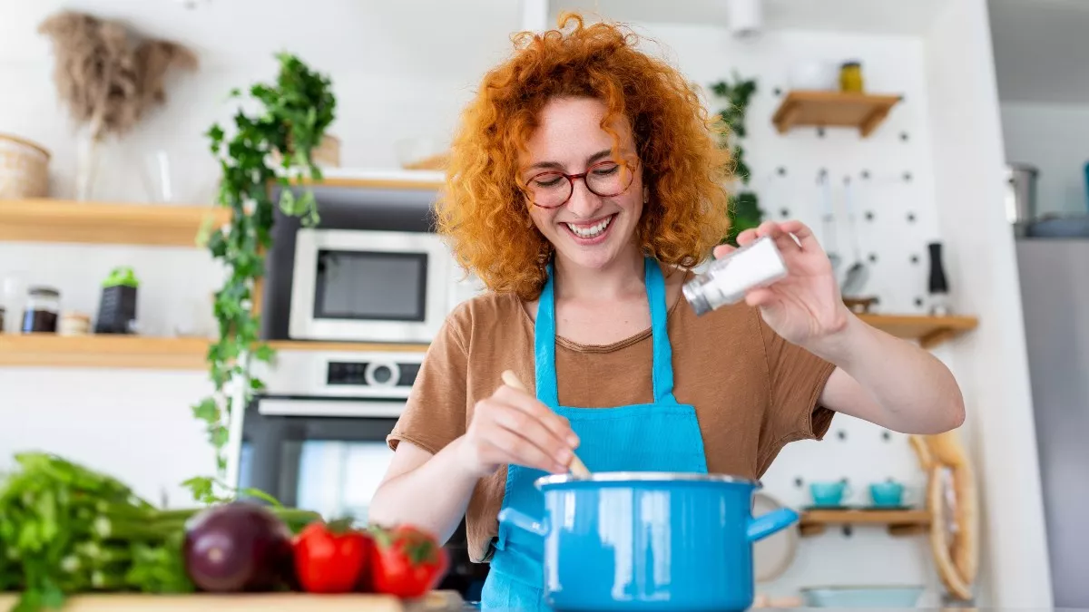 Πέντε tips για λιγότερο αλάτι, χωρίς να «θυσιάσετε» τη γεύση – Από τους ειδικούς