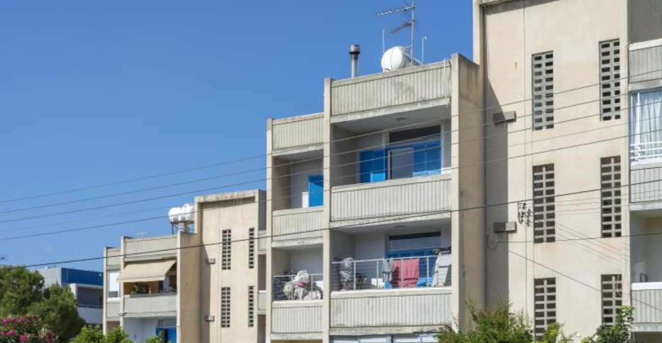 Παραμένουν χωρίς τίτλο τσσερις χιλιάδες μονάδες σε συνοικισμούς και αυτοστέγαση