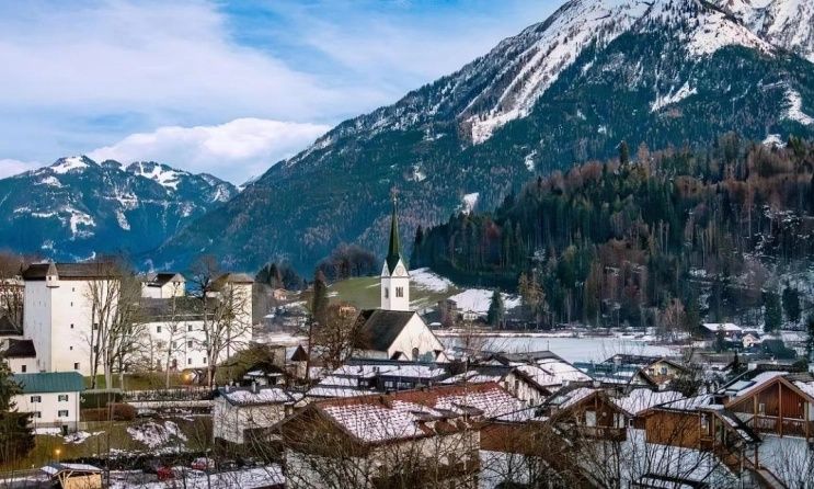 Μισθοί από 3.000 ευρώ και δωρεάν διαμονή