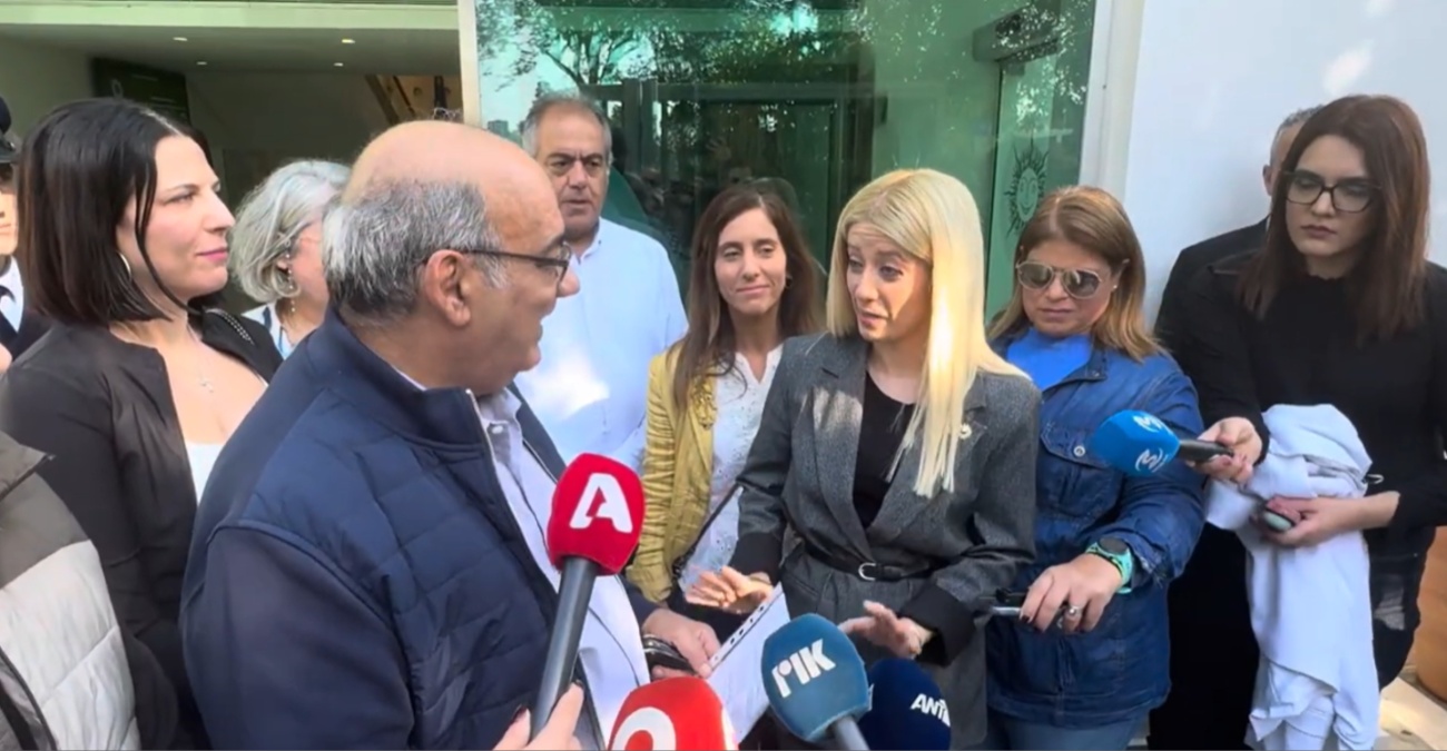 Αντιπαράθεση Αννίτας – Ταλιαδώρου έξω από την Βουλή