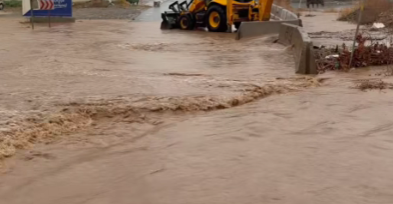 Δρόμος «ποτάμι» στη Λακατάμια: Οι πολίτες δεν πίστευαν στα μάτια τους