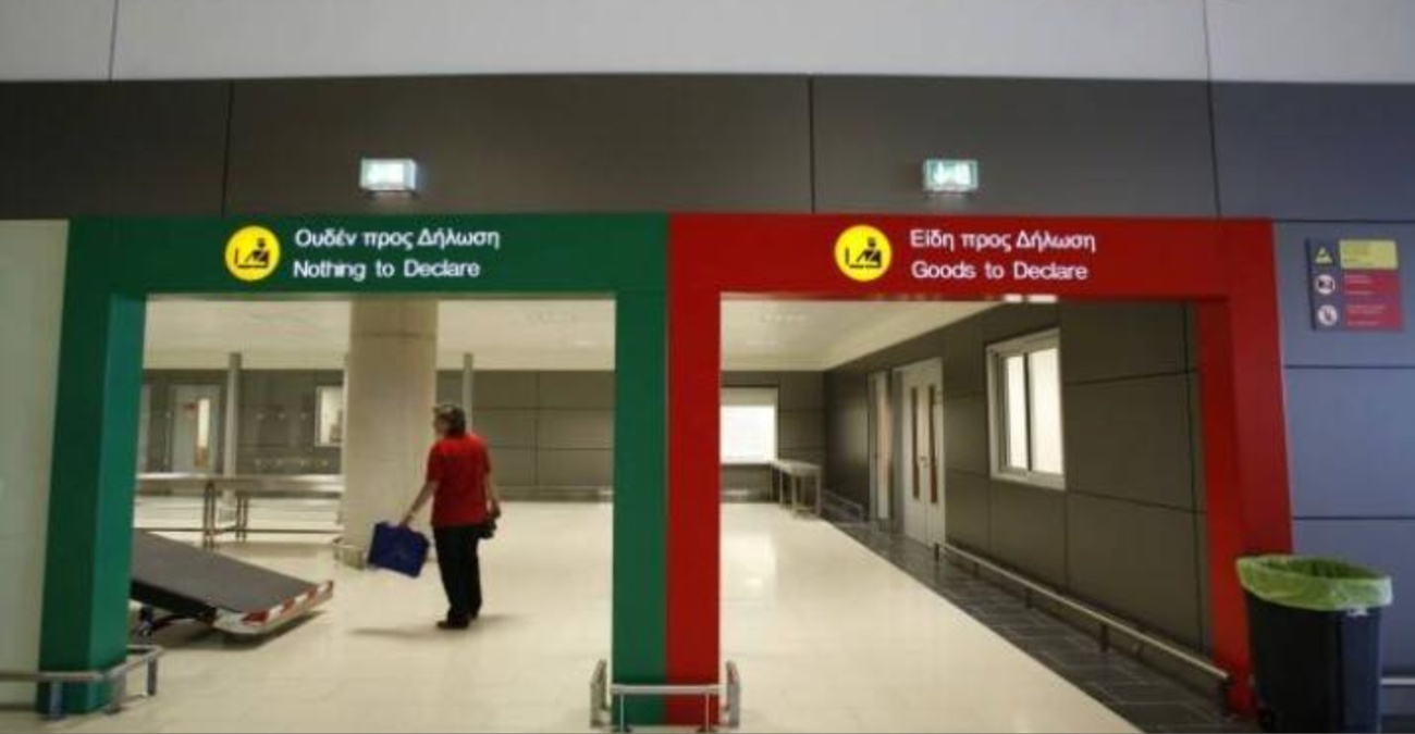 Εκατοντάδες λαθραία τσιγάρα και καπνός σε βαλίτσες επιβατών – Προστίματα και συλλήψεις στα αεροδρόμια