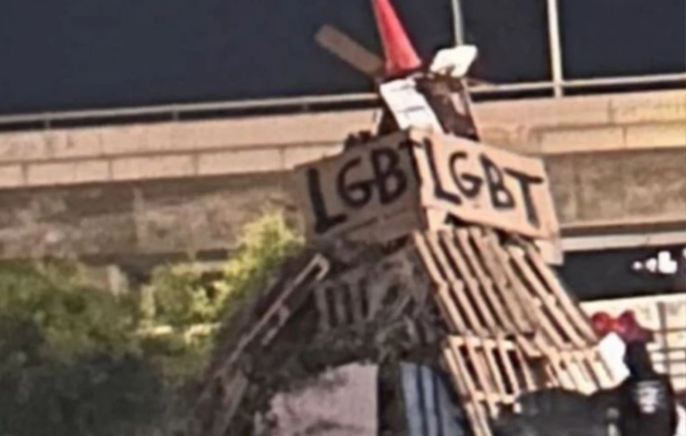 Αντί για τον Ιούδα έκαψαν τα αρχικά «LGBT»