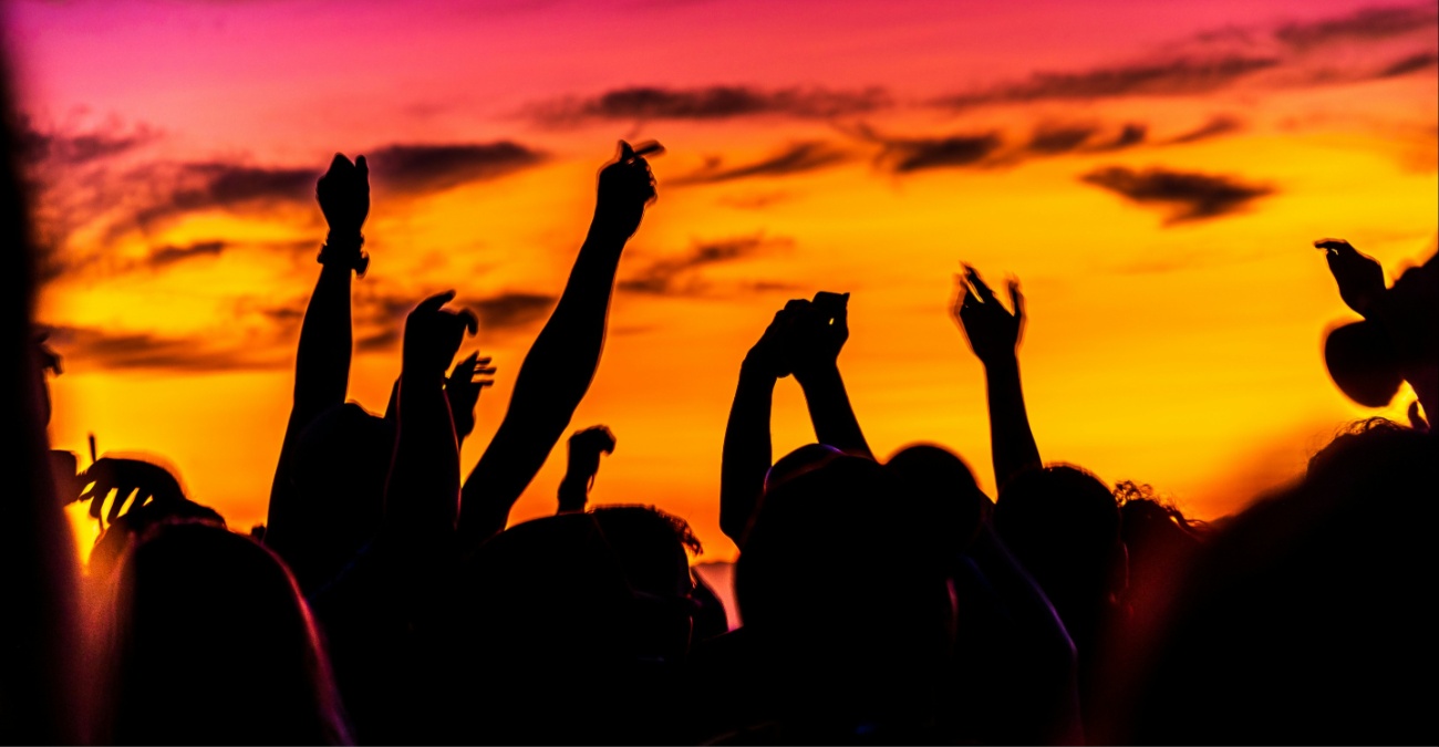 Waves, Beats Cocktails: &Tau;&omicron; &alpha;&pi;ό&lambda;&upsilon;&tau;&omicron; &delta;&iota;ή&mu;&epsilon;&rho;&omicron; beach party &tau;&omicron;&upsilon; &kappa;&alpha;&lambda;&omicron;&kappa;&alpha;&iota;&rho;&iota;&omicron;ύ έ&rho;&chi;&epsilon;&tau;&alpha;&iota; &sigma;&tau;&eta; &Lambda;ά&rho;&nu;&alpha;&kappa;&alpha;