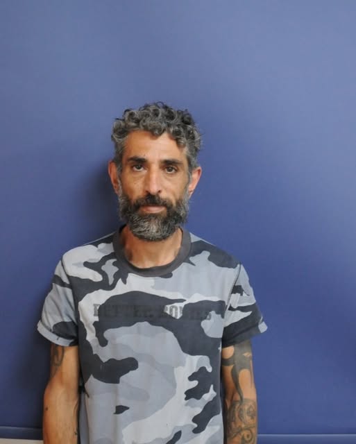 Συνεχίζουν να ψάχνουν τον 46χρονο Μιχάλη για σοβαρά αδικήματα Συνεχίζουν να ψάχνουν τον 46χρονο Μιχάλη για σοβαρά αδικήματα