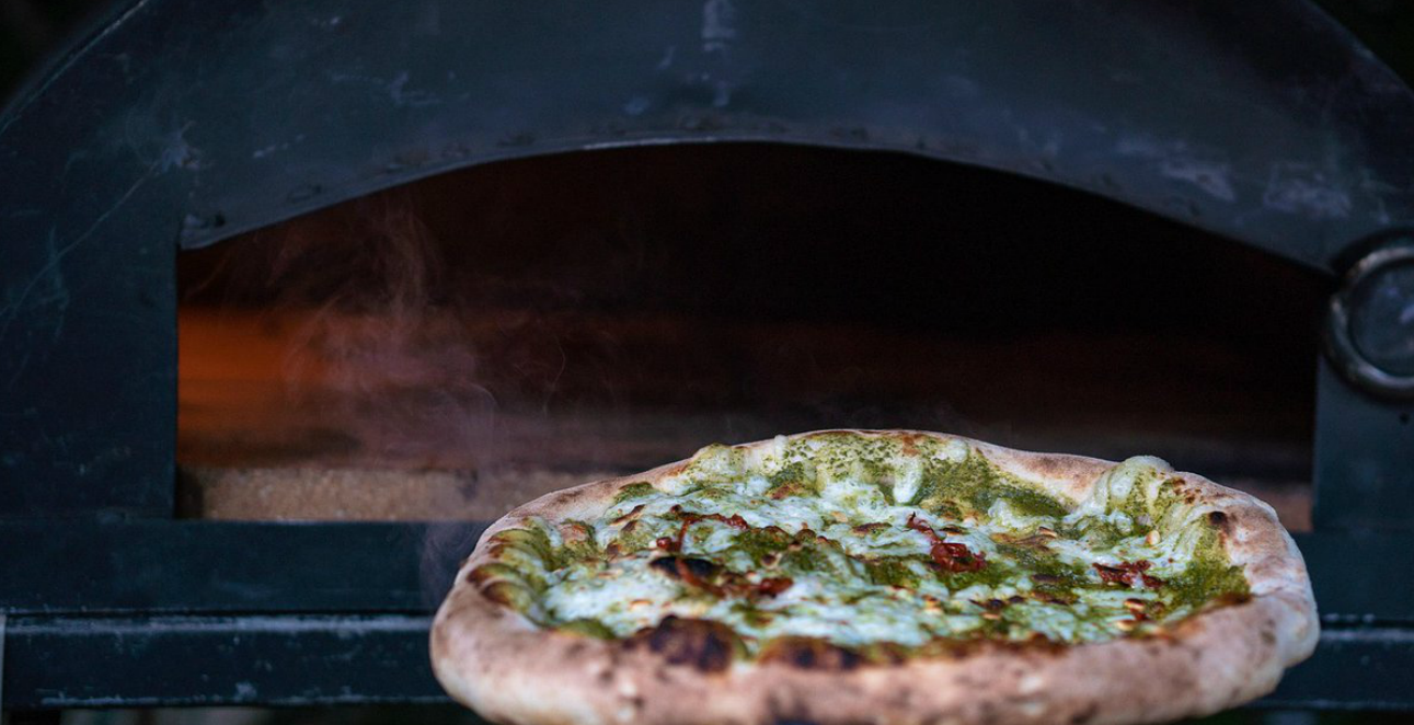 &Theta;&alpha; &phi;ά&tau;&epsilon; &kappa;&alpha;&lambda;ά: &Kappa;&lambda;&epsilon;ί&sigma;&epsilon; &laquo;&rho;&alpha;&nu;&tau;&epsilon;&beta;&omicron;ύ&raquo; &mu;&epsilon; &tau;&eta; &nu;&alpha;&pi;&omicron;&lambda;&iota;&tau;ά&nu;&iota;&kappa;&eta; &pi;ί&tau;&sigma;&alpha; &sigma;&tau;&eta;&nu; &kappa;&alpha;&rho;&delta;&iota;ά &tau;&eta;&sigmaf; &Lambda;&epsilon;&upsilon;&kappa;&omega;&sigma;ί&alpha;&sigmaf; &ndash; &Tau;&omicron; calzone &pi;&omicron;&upsilon; &theta;&alpha; &sigma;&epsilon; &sigma;&upsilon;&nu;&epsilon;&pi;ά&rho;&epsilon;&iota;