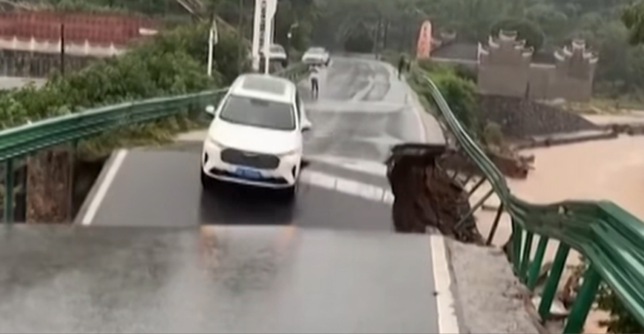 VIDEO: &Alpha;&upsilon;&tau;&omicron;&kappa;ί&nu;&eta;&tau;&omicron; &pi;&alpha;&rho;&alpha;&sigma;ύ&rho;&epsilon;&tau;&alpha;&iota; &alpha;&pi;ό &omicron;&rho;&mu;&eta;&tau;&iota;&kappa;ό &chi;&epsilon;ί&mu;&alpha;&rho;&rho;&omicron; &mu;&epsilon;&tau;ά &alpha;&pi;ό &kappa;&alpha;&tau;ά&rho;&rho;&epsilon;&upsilon;&sigma;&eta; &gamma;έ&phi;&upsilon;&rho;&alpha;&sigmaf; &sigma;&tau;&eta;&nu; &Kappa;ί&nu;&alpha;