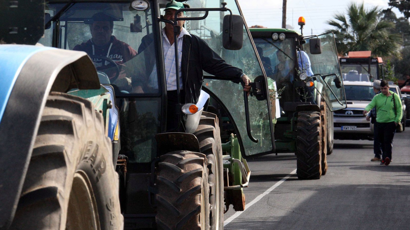 &Sigma;&epsilon; &laquo;&alpha;&nu;&alpha;&mu;&mu;έ&nu;&alpha; &kappa;ά&rho;&beta;&omicron;&upsilon;&nu;&alpha;&raquo; &omicron;&iota; &alpha;&gamma;&rho;ό&tau;&epsilon;&sigmaf;: &Sigma;&tau;&omicron; &sigma;&tau;ό&chi;&alpha;&sigma;&tau;&rho;&omicron; &tau;&omicron; &chi;&alpha;&lambda;&lambda;&omicron;ύ&mu;&iota; &kappa;&alpha;&iota; &eta; &alpha;&sigma;&phi;ά&lambda;&epsilon;&iota;&alpha; &tau;&rho;&omicron;&phi;ί&mu;&omega;&nu; &ndash; &Beta;&gamma;&alpha;ί&nu;&omicron;&upsilon;&nu; &sigma;&tau;&omicron;&upsilon;&sigmaf; &delta;&rho;ό&mu;&omicron;&upsilon;&sigmaf; &tau;&eta;&sigmaf; &Lambda;&epsilon;&upsilon;&kappa;&omega;&sigma;ί&alpha;&sigmaf;