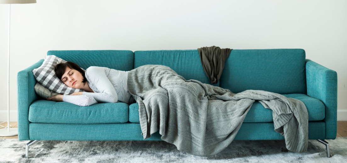 Σας παίρνει ο ύπνος στον καναπέ κάθε βράδυ; Τρεις λόγοι που πρέπει να το «κόψετε»
