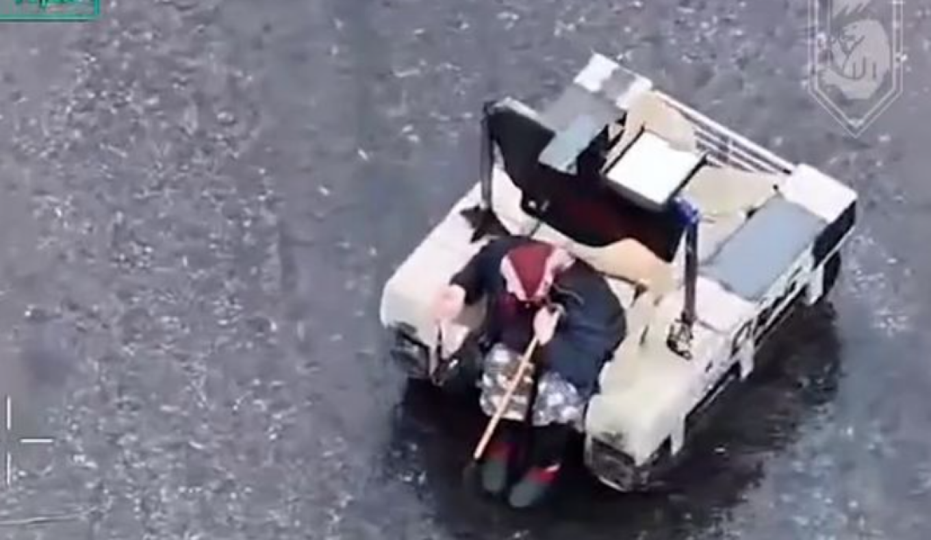 VIDEO: &Rho;&omicron;&mu;&pi;ό&tau; &delta;&iota;έ&sigma;&omega;&sigma;&epsilon; &eta;&lambda;&iota;&kappa;&iota;&omega;&mu;έ&nu;&eta; &Omicron;&upsilon;&kappa;&rho;&alpha;&nu;ή &alpha;&pi;ό &tau;&eta;&nu; &pi;&rho;ώ&tau;&eta; &gamma;&rho;&alpha;&mu;&mu;ή &tau;&omicron;&upsilon; &mu;&epsilon;&tau;ώ&pi;&omicron;&upsilon;