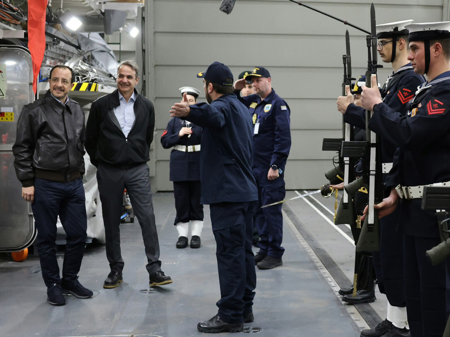 &Mu;ή&nu;&upsilon;&mu;&alpha; &sigma;&tau;&alpha;&theta;&epsilon;&rho;ό&tau;&eta;&tau;&alpha;&sigmaf; &alpha;&pi;ό &Kappa;ύ&pi;&rho;&omicron; - &Omicron;&iota; &tau;&rho;&epsilon;&iota;&sigmaf; &eta;&gamma;έ&tau;&epsilon;&sigmaf; &kappa;&alpha;&iota; &omicron;&iota; &epsilon;&pi;&iota;&sigma;&kappa;έ&psi;&epsilon;&iota;&sigmaf; &sigma;&epsilon; &laquo;Charles de Gaulle&raquo; &kappa;&alpha;&iota; &laquo;&Kappa;ί&mu;&omega;&nu;&raquo;