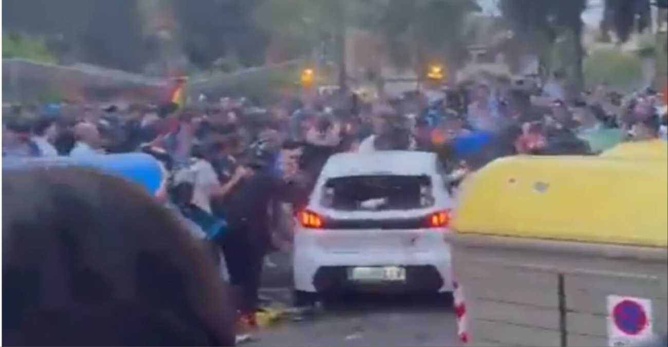 Video: Αυτοκίνητο έπεσε πάνω σε φιλάθλους πριν από το Εσπανιόλ – Μπαρτσελόνα