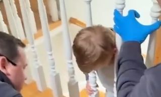 Video: &Delta;&epsilon;ί&tau;&epsilon; &pi;ώ&sigmaf; &alpha;&pi;&epsilon;&gamma;&kappa;&lambda;&omega;&beta;ί&sigma;&tau;&eta;&kappa;&epsilon; &alpha;&gamma;&omicron;&rho;ά&kappa;&iota; &pi;&omicron;&upsilon; &sigma;&phi;ή&nu;&omega;&sigma;&epsilon; &mu;&epsilon; &tau;&omicron; &kappa;&epsilon;&phi;ά&lambda;&iota; &sigma;&tau;&eta;&nu; &sigma;&kappa;ά&lambda;&alpha; &tau;&omicron;&upsilon; &sigma;&pi;&iota;&tau;&iota;&omicron;ύ &tau;&omicron;&upsilon;