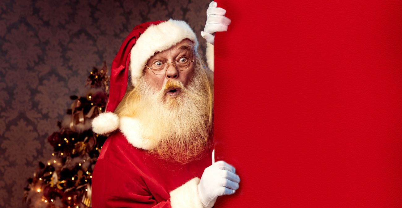 Στιγμιότυπο στη Λεμεσό: Ο Άγιος Βασίλης “έχασε” το έλκηθρό του και περίμενε λεωφορείο - Φωτογραφία