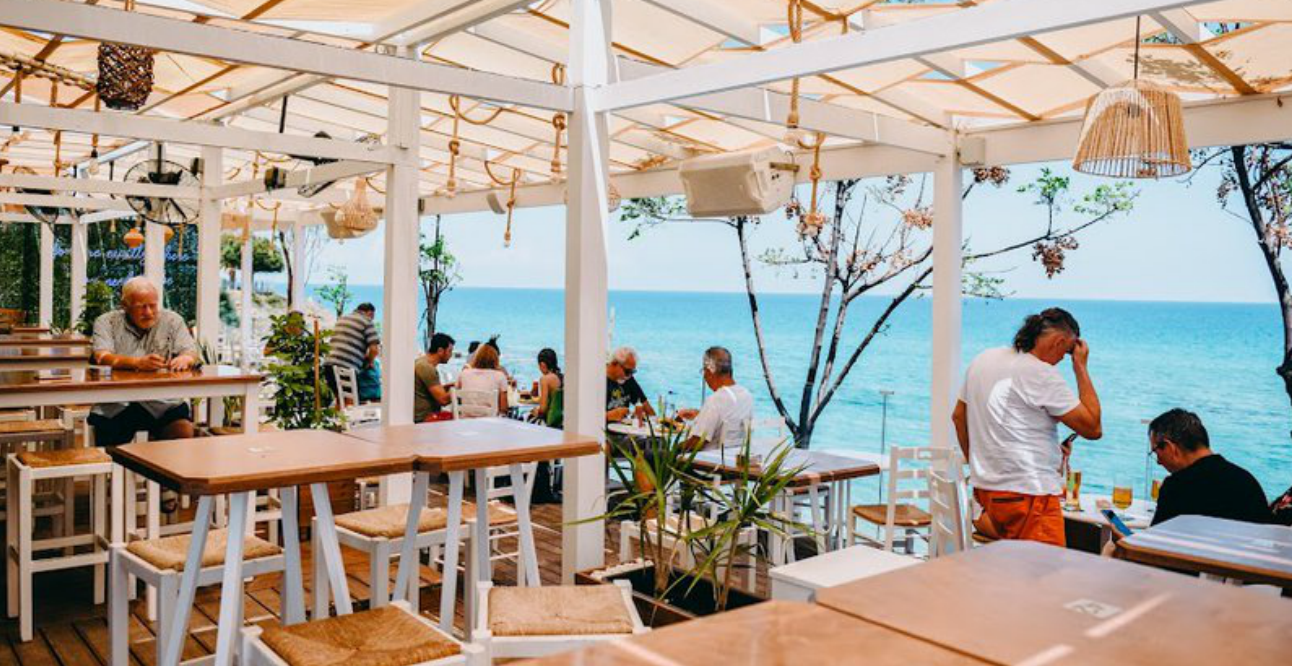 Το απόλυτο beach bar στον Πρωταρά με θέα την θάλασσα χαρίζει μοναδικές καλοκαιρινές στιγμές