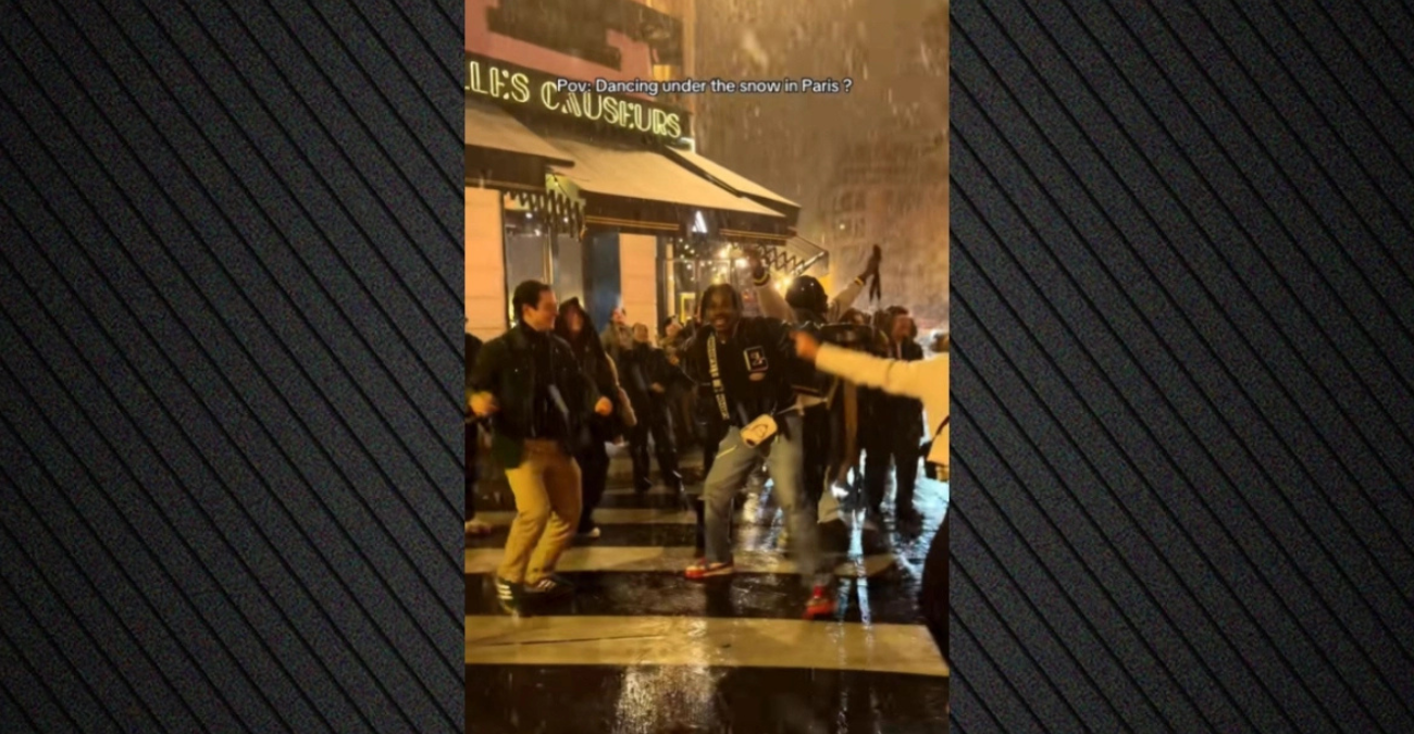 Κόσμος χορεύει στο χιονισμένο Παρίσι υπό τους ήχους του «All i want for Christmas is you»