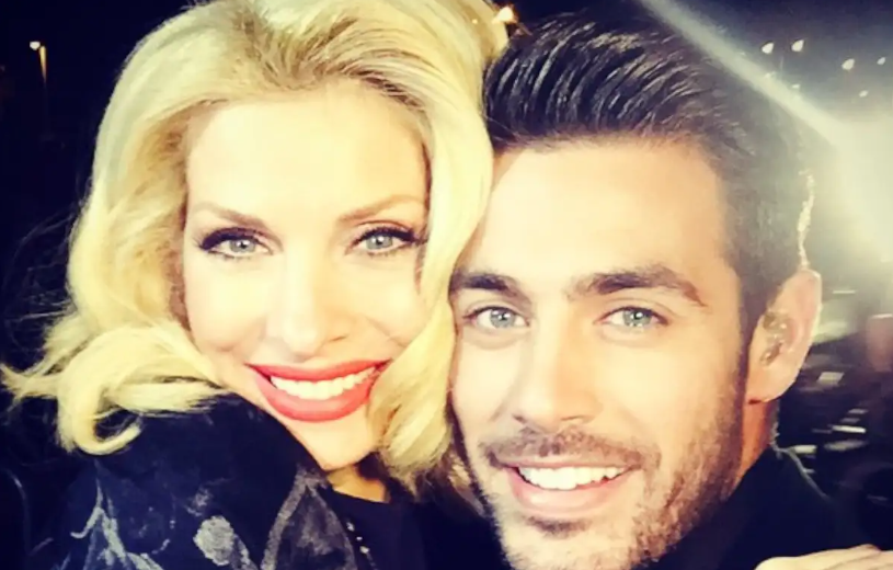 VIDEO: &Omicron; &Kappa;ώ&sigma;&tau;&alpha;&sigmaf; &Mu;&alpha;&rho;&tau;ά&kappa;&eta;&sigmaf; &alpha;&pi;&omicron;&kappa;ά&lambda;&upsilon;&psi;&epsilon; &tau;&eta; &sigma;&upsilon;&mu;&beta;&omicron;&upsilon;&lambda;ή &pi;&omicron;&upsilon; &tau;&omicron;&upsilon; έ&delta;&omega;&sigma;&epsilon; &eta; &Epsilon;&lambda;έ&nu;&eta; &Mu;&epsilon;&nu;&epsilon;&gamma;ά&kappa;&eta;