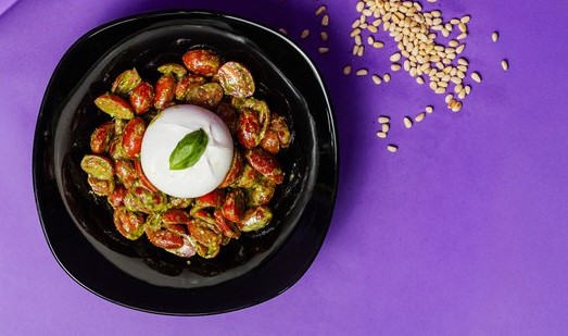 Έ&nu;&alpha; &nu;έ&omicron; ghost kitchen &sigma;&tau;&eta; &Lambda;&epsilon;&upsilon;&kappa;&omega;&sigma;ί&alpha; &phi;έ&rho;&nu;&epsilon;&iota; &sigma;&tau;&eta;&nu; &pi;ό&rho;&tau;&alpha; &sigma;&omicron;&upsilon; ά&rho;&omega;&mu;&alpha; &kappa;&alpha;&iota; &gamma;&epsilon;ύ&sigma;&epsilon;&iota;&sigmaf; &alpha;&pi;ό &Iota;&tau;&alpha;&lambda;ί&alpha; - &Delta;&epsilon;ί&tau;&epsilon; &phi;&omega;&tau;&omicron;&gamma;&rho;&alpha;&phi;ί&epsilon;&sigmaf;