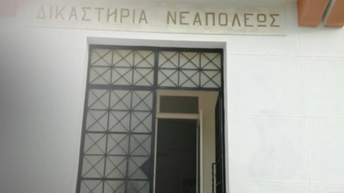 Στον εισαγγελέα ο 26χρονος που χτύπησε με πέτρα τον παππού του στον Άγιο Νικόλαο Στον εισαγγελέα ο 26χρονος που χτύπησε με πέτρα τον παππού του στον Άγιο Νικόλαο