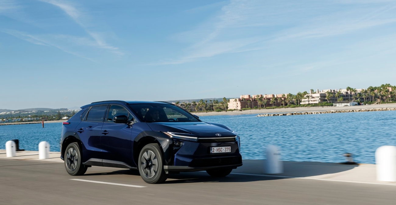 H Toyota &epsilon;&pi;&iota;&tau;&alpha;&chi;ύ&nu;&epsilon;&iota; &sigma;&tau;&alpha;&theta;&epsilon;&rho;ά &tau;&eta; &mu;&epsilon;&tau;ά&beta;&alpha;&sigma;ή &tau;&eta;&sigmaf; &pi;&rho;&omicron;&sigmaf; &tau;&eta;&nu; &eta;&lambda;&epsilon;&kappa;&tau;&rho;&omicron;&kappa;ί&nu;&eta;&sigma;&eta;