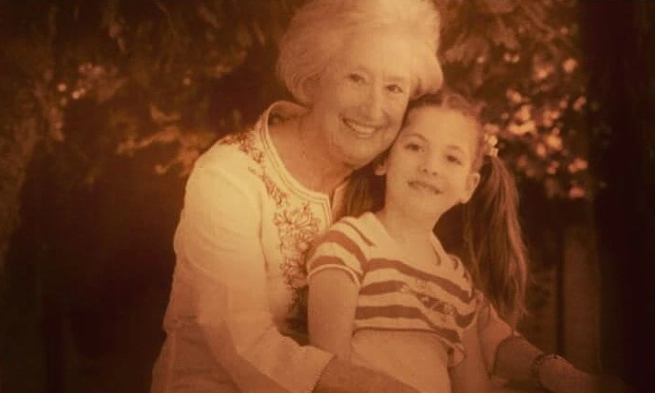 Όταν η εγγονή της, είπε τα πάντα για την γιαγιά της σε ένα βίντεο 3′ Όταν η εγγονή της, είπε τα πάντα για την γιαγιά της σε ένα βίντεο 3′