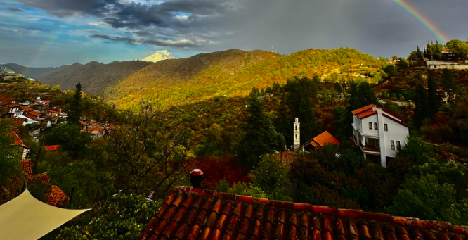 «Βγαλμένο από παραμύθι» - Η εικόνα από τον ουρανό κυπριακού χωριού που μας μάγεψε όλους