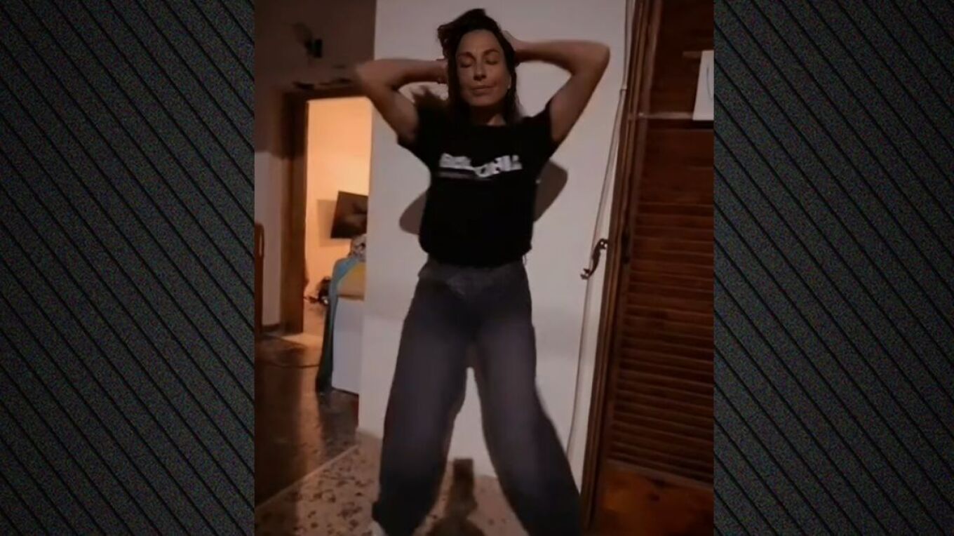 BINTEO: &Eta; &Kappa;&alpha;&tau;&epsilon;&rho;ί&nu;&alpha; &Pi;&alpha;&pi;&omicron;&upsilon;&tau;&sigma;ά&kappa;&eta; &chi;ό&rho;&epsilon;&psi;&epsilon; &xi;έ&phi;&rho;&epsilon;&nu;&alpha; &tau;&omicron; &laquo;&Xi;έ&rho;&omega; &tau;&iota; &zeta;&eta;&tau;ά&omega;&raquo; &tau;&omega;&nu; Hi-5