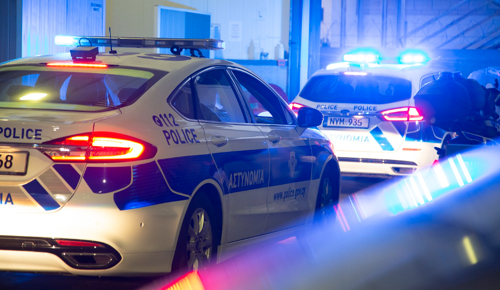 &Sigma;&tau;&omicron;&upsilon;&sigmaf; &delta;&rho;ό&mu;&omicron;&upsilon;&sigmaf; ό&lambda;&eta; &tau;&eta; &nu;ύ&chi;&tau;&alpha; &eta; &Alpha;&sigma;&tau;&upsilon;&nu;&omicron;&mu;ί&alpha;: &Mu;&pi;&alpha;&rho;ά&zeta; &epsilon;&lambda;έ&gamma;&chi;&omega;&nu; &kappa;&alpha;&iota; έ&phi;&omicron;&delta;&omicron;&iota; &sigma;&epsilon; &upsilon;&pi;&omicron;&sigma;&tau;&alpha;&tau;&iota;&kappa;ά - &Chi;&epsilon;&iota;&rho;&omicron;&pi;έ&delta;&epsilon;&sigmaf; &sigma;&epsilon; &delta;ύ&omicron; &pi;&rho;ό&sigma;&omega;&pi;&alpha;