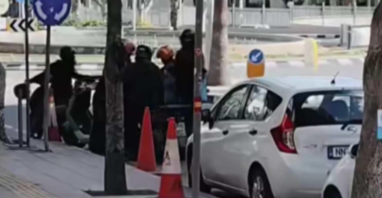 Άγρια επίθεση σε διανομέα στη Λεμεσό: Καρέ καρέ η στιγμή που τον περικυκλώνουν μοτοσικλετιστές - Δείτε το σοκαριστικό βίντεο