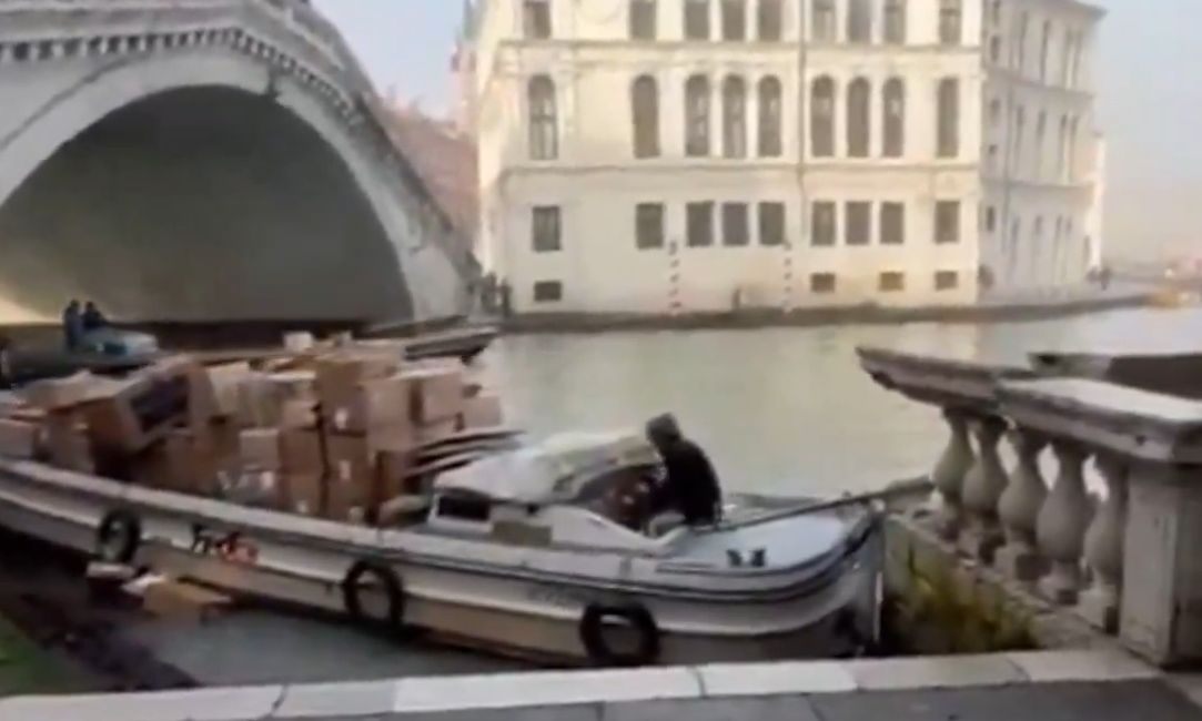 Γυναίκα έκλεψε βάρκα στη Βενετία και προσέκρουσε στη γέφυρα Ριάλτο