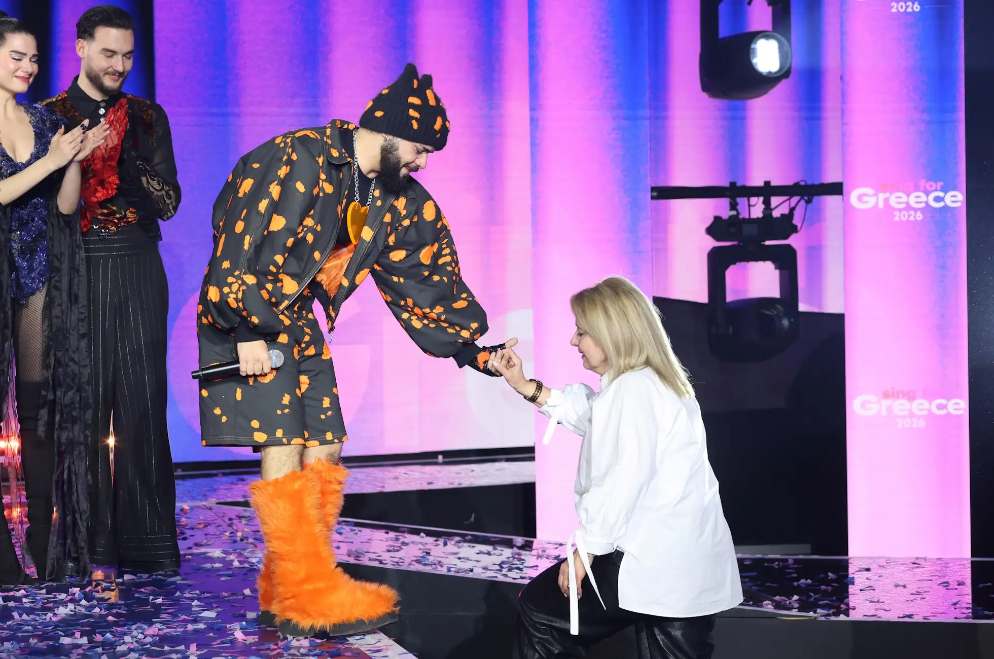 Δάκρυσε ο Ακύλας: Η αγκαλιά με τη μητέρα του σε συνάντηση με την ελληνική κοινότητα των Βρυξελλών