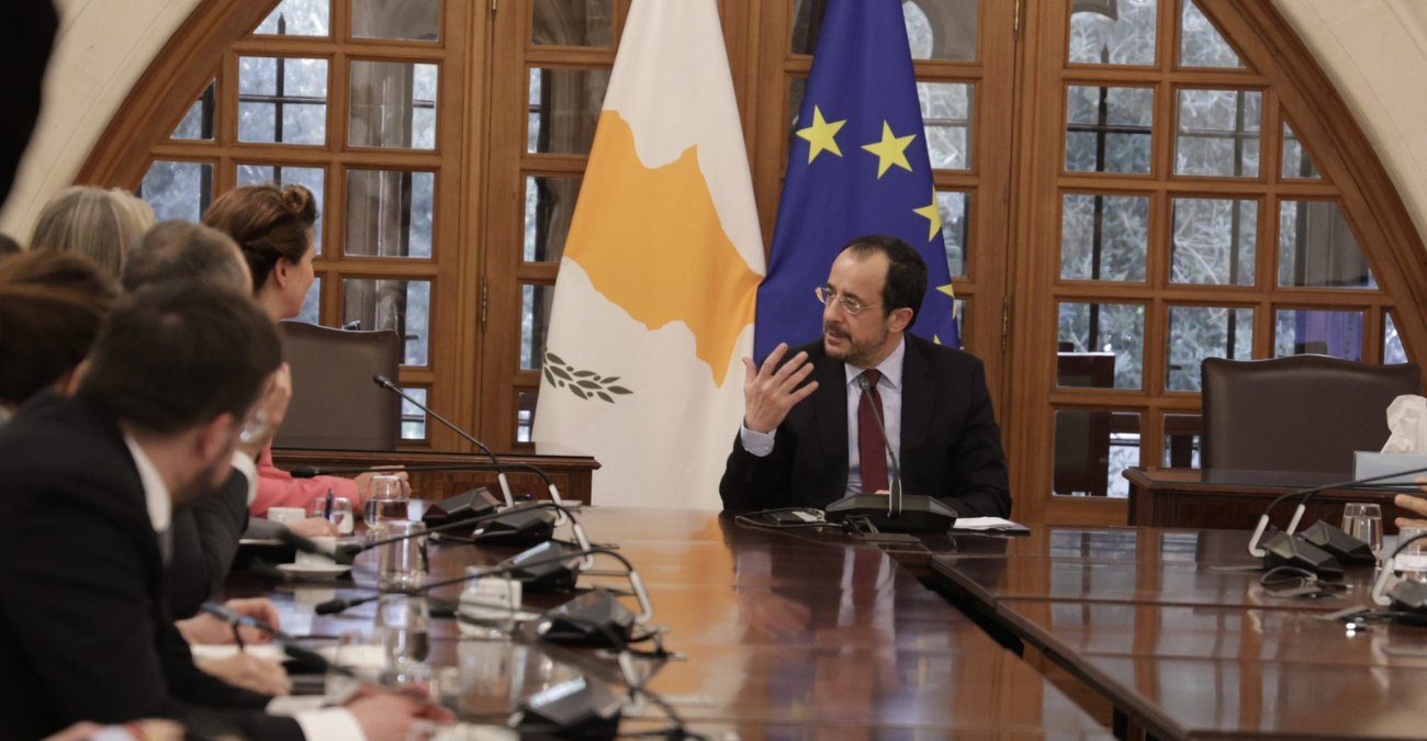 &Sigma;&upsilon;&nu;ά&nu;&tau;&eta;&sigma;&eta; &Chi;&rho;&iota;&sigma;&tau;&omicron;&delta;&omicron;&upsilon;&lambda;ί&delta;&eta; &ndash; T&uuml;tt&ouml;: &Sigma;&tau;&omicron; &epsilon;&pi;ί&kappa;&epsilon;&nu;&tau;&rho;&omicron; &eta; &epsilon;&upsilon;&rho;&omega;&pi;&alpha;ϊ&kappa;ή &alpha;&upsilon;&tau;&omicron;&nu;&omicron;&mu;ί&alpha; &kappa;&alpha;&iota; &eta; &sigma;&tau;έ&gamma;&alpha;&sigma;&eta;