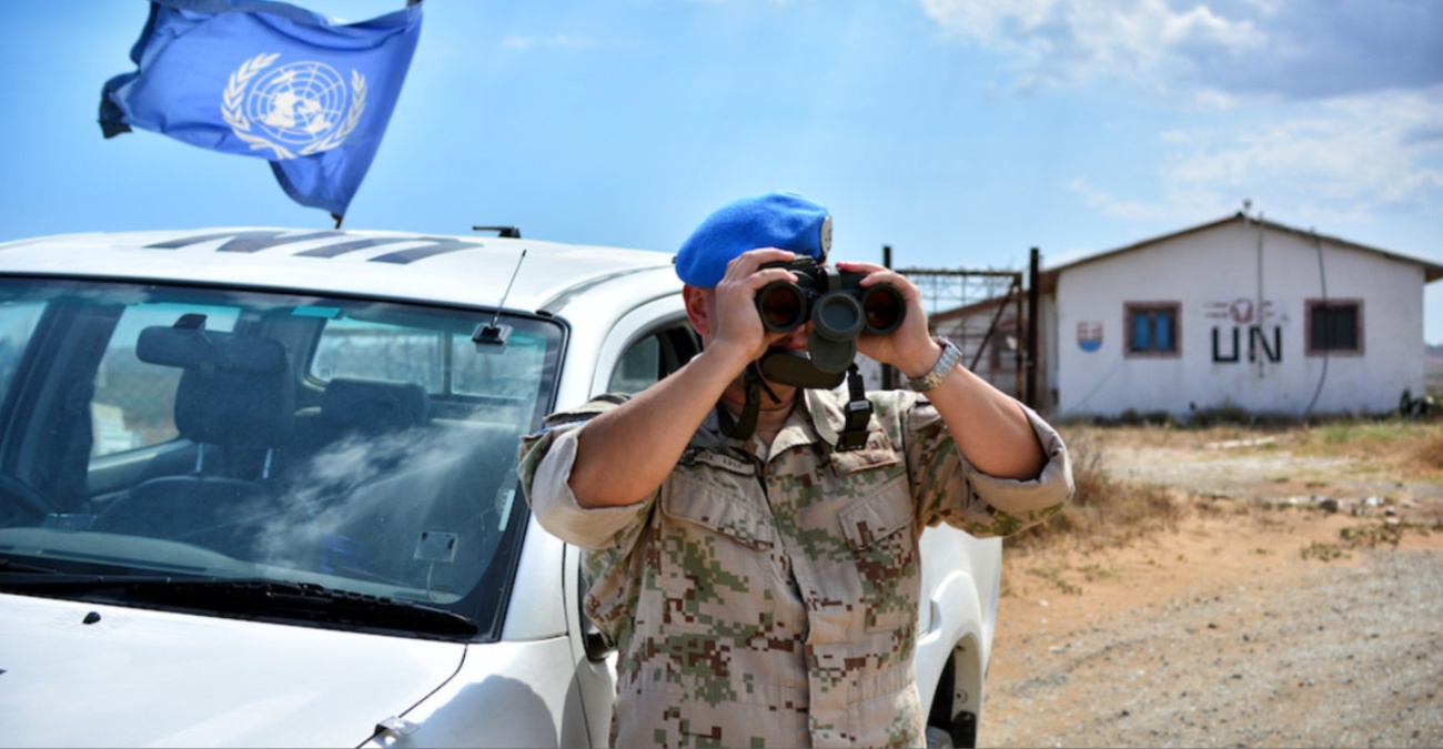 &Sigma;&tau;&omicron; &tau;&rho;&alpha;&pi;έ&zeta;&iota; &omicron; &rho;ό&lambda;&omicron;&sigmaf; &tau;&eta;&sigmaf; UNFICYP &kappa;&alpha;&iota; &eta; &pi;&rho;ό&lambda;&eta;&psi;&eta; &epsilon;&nu;&tau;ά&sigma;&epsilon;&omega;&nu; &ndash; Έ&rho;&chi;&epsilon;&tau;&alpha;&iota; &Kappa;ύ&pi;&rho;&omicron; &omicron; &Lambda;&alpha;&kappa;&rho;&omicron;&upsilon;ά