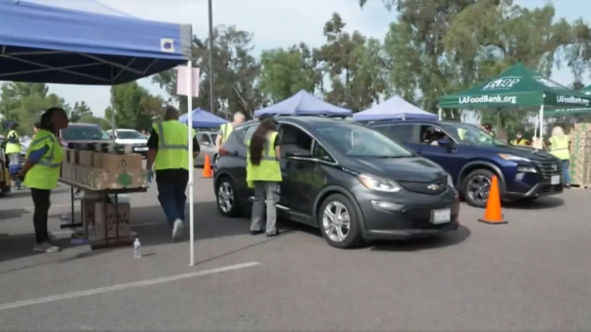 Δημοσιονομική παράλυση χωρίς προηγούμενο στις ΗΠΑ: Ουρές χιλιομέτρων στην Καλιφόρνια για δωρεάν τρόφιμα