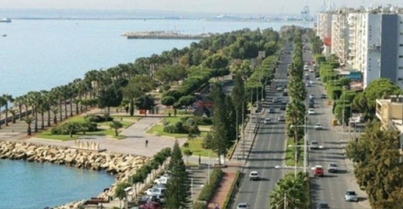 Όχημα προσέκρουσε σε κολόνα στον παραλιακό της Λεμεσού